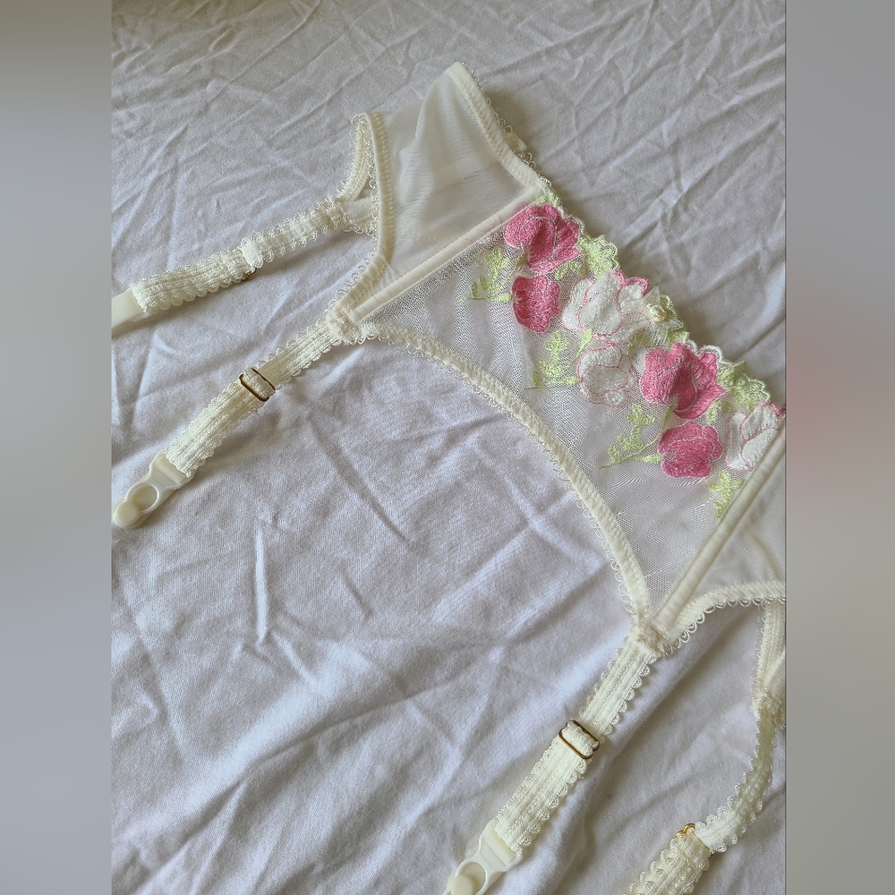 🌸 Vintage - Vogue Champagne Garter Belt - Size L